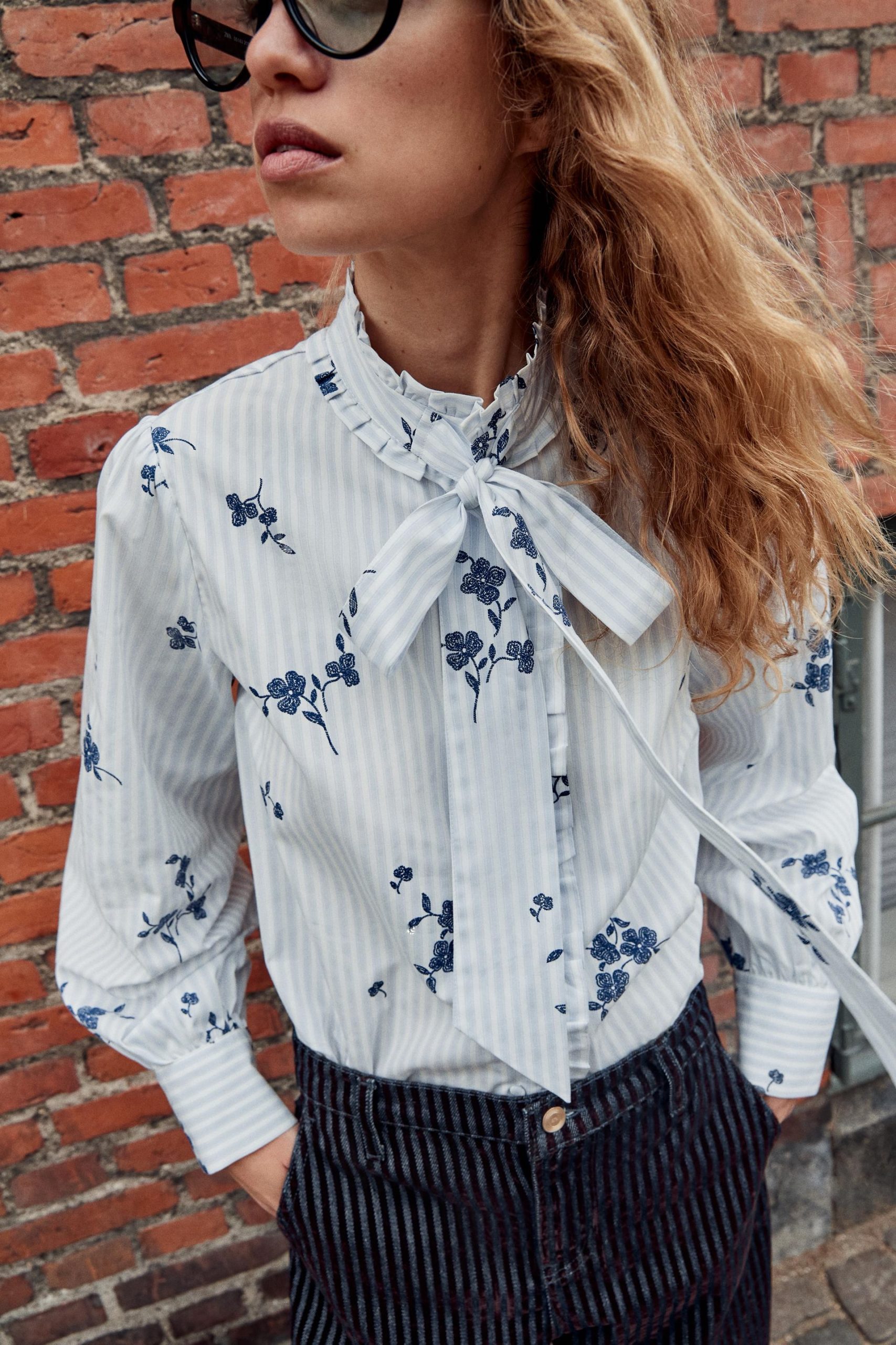 FLORAL PRINT BLOUSE WITH TIE